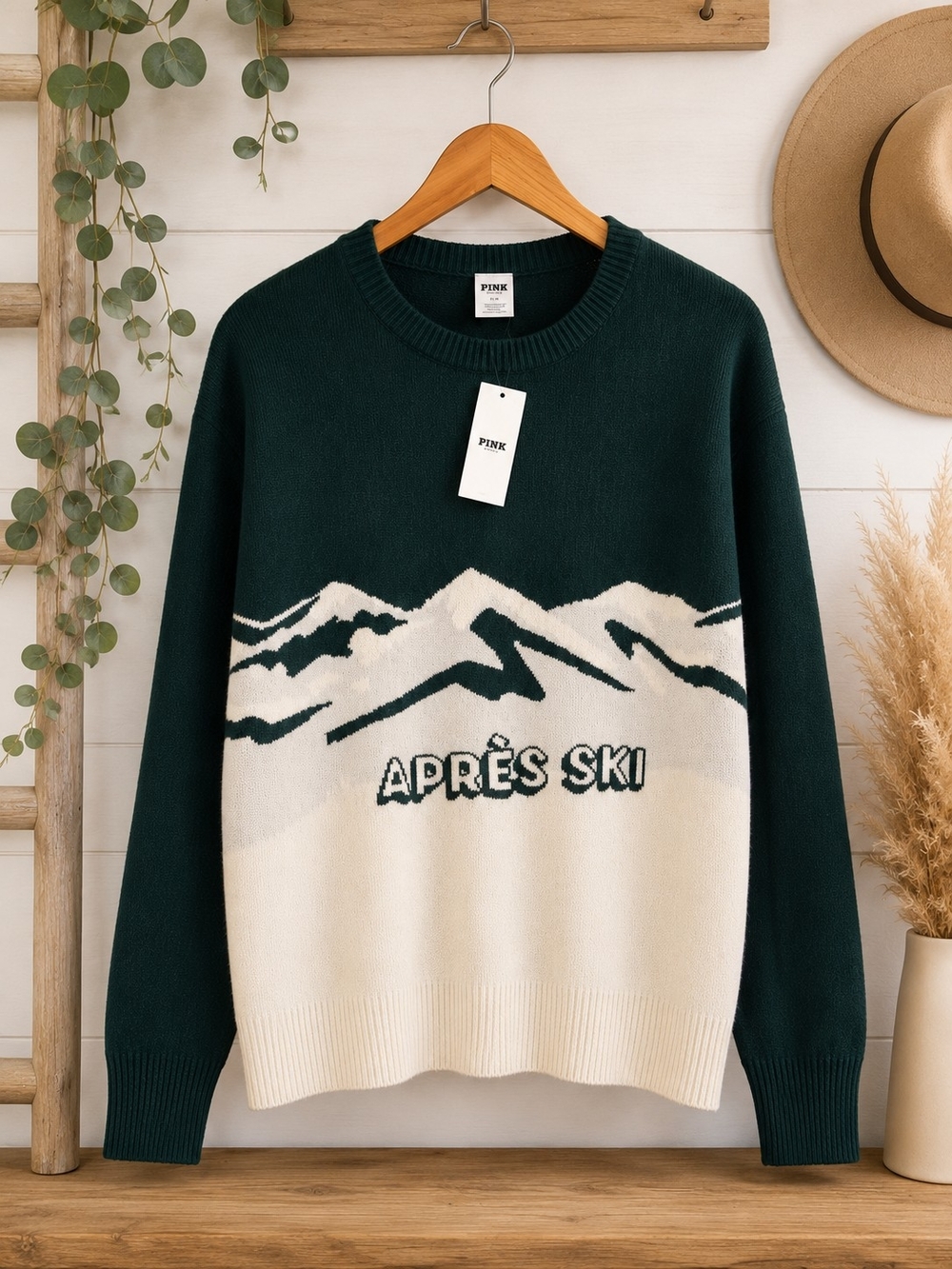 PINK Victoria's Secret Dark Green and Cream "Après Ski" Crewneck Sweater Medium